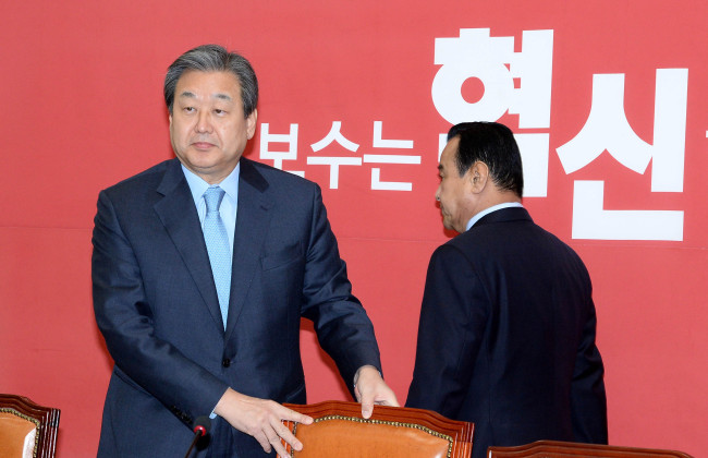 김무성 새누리당대표가 12일 오전 국회에서 열린 최고위원회의에 참석하기위해 회의장에 들어와 자리에 앉고 있다.이길동기자.gdlee@heraldcorp.com
김무성 새누리당대표가 12일 오전 국회에서 열린 최고위원회의에 참석하기위해 회의장에 들어와 자리에 앉고 있다.이길동기자.gdlee@heraldcorp.com