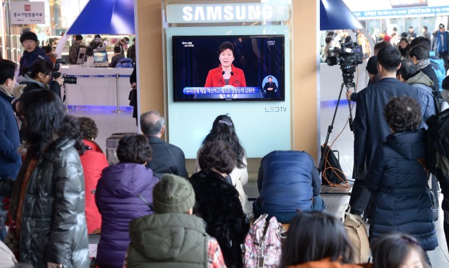 12일 오전 시민들이 서울역에서 박근혜 대통령 집권 3년차 국정운영 구상을 담은 내외신 신년 기자회견 모습을 보고 있다.  박현구 기자phko@heraldcorp
12일 오전 시민들이 서울역에서 박근혜 대통령 집권 3년차 국정운영 구상을 담은 내외신 신년 기자회견 모습을 보고 있다.  박현구 기자phko@heraldcorp