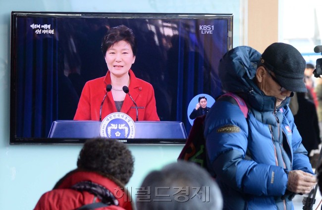 시민들 무관심-12일 오전 시민들이 서울역에서 박근혜 대통령 집권 3년차 국정운영 구상을 담은 내외신 신년 기자회견 모습을 보고 있다.  박현구 기자phko@heraldcorp
시민들 무관심-12일 오전 시민들이 서울역에서 박근혜 대통령 집권 3년차 국정운영 구상을 담은 내외신 신년 기자회견 모습을 보고 있다.  박현구 기자phko@heraldcorp