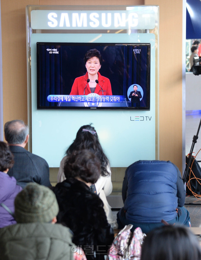 시민들 무관심-12일 오전 시민들이 서울역에서 박근혜 대통령 집권 3년차 국정운영 구상을 담은 내외신 신년 기자회견 모습을 보고 있다.  [박현구 기자/phko@heraldcorp]