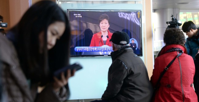시민들 무관심-12일 오전 시민들이 서울역에서 박근혜 대통령 집권 3년차 국정운영 구상을 담은 내외신 신년 기자회견 모습을 보고 있다.  박현구 기자phko@heraldcorp
시민들 무관심-12일 오전 시민들이 서울역에서 박근혜 대통령 집권 3년차 국정운영 구상을 담은 내외신 신년 기자회견 모습을 보고 있다.  박현구 기자phko@heraldcorp
