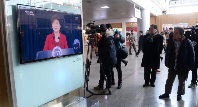12일 오전 시민들이 서울역에서 박근혜 대통령 집권 3년차 국정운영 구상을 담은 내외신 신년 기자회견 모습을 보고 있다.  박현구 기자phko@heraldcorp
