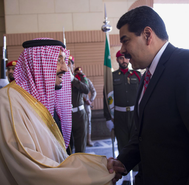 Saudi Crown Prince Salman bin Abdul Aziz (left) shakes hands with Venezuelan President Nicolas Maduro in Riyadh, Saudi Arabia, Sunday.    AP-Yonhap