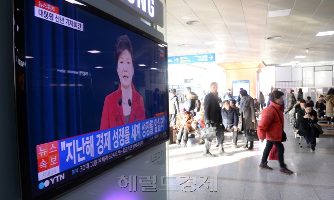 12일 오전 시민들이 서울역에서 박근혜 대통령 집권 3년차 국정운영 구상을 담은 내외신 신년 기자회견 모습을 보고 있다. 박현구 기자/phko@heraldcorp