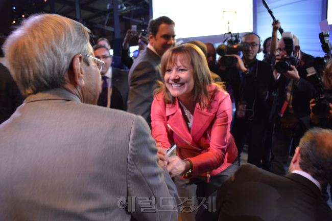 매리 바라 GM CEO가 뷰익 전야제에 참석해 내빈들과 인사를 나누고 있다. [사진 촬영=신동윤 기자