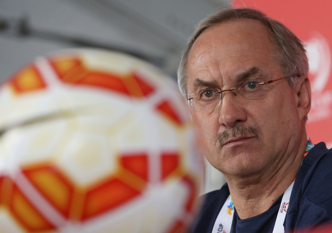 Korea head coach Uli Stielike takes part in a press conference on Monday.   Yonhap