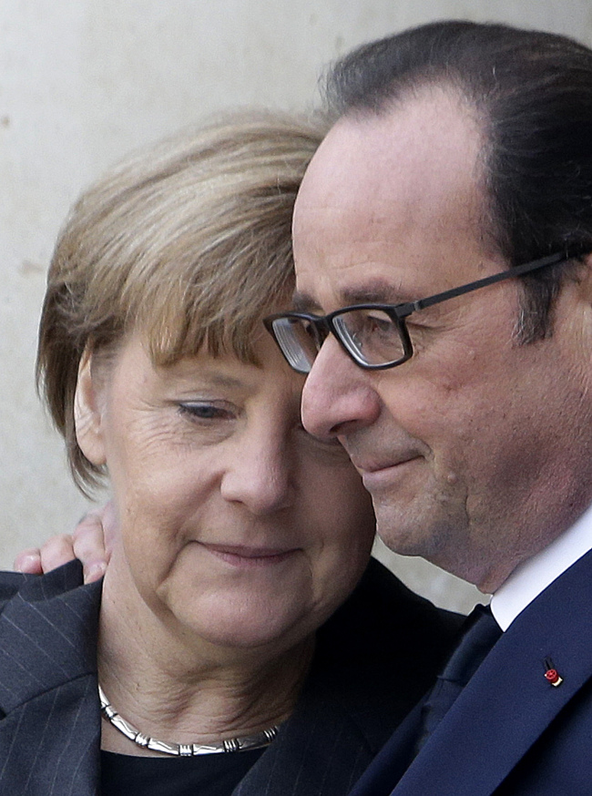 French President Francois Hollande (right) welcomes German Chancellor Angela Merkel at the Elysee Palace in Paris on Sunday.    Xinhua-Yonhap