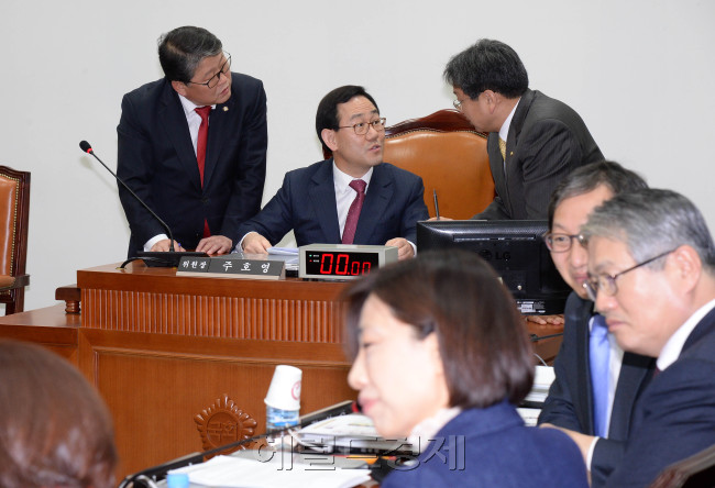 12일 오후 국회에서 열린 공무원연금개혁특위 1차 전체회의에서 주호영위원장과 여야간사인 새누리당 조원진의원,새정치민주연합 강기정의원이 이야기를 나누고 있다.   [이길동 기자/gdlee@heraldcorp.com]