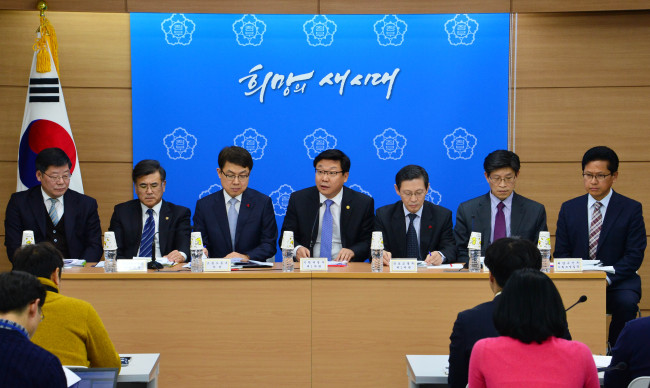 주형환<가운데> 기획재정부 제1차관이 경제혁신 분야 2015년 대통령 업무보고에 앞서 12일 정부세종청사에서 관계 부처 합동 브리핑을 하고 있다. 왼쪽부터 오경태 농림축산식품부 기조실장, 김학현 공정거래위원회 부위원장, 고영선 고용노동부 차관, 주 기재부 차관, 김경식 국토교통부 제1차관, 노형욱 기재부 재정관리관, 연영진 해양수산부 해양정책실장. [사진=기획재정부]
