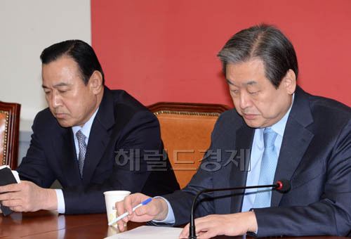 김무성 새누리당대표가 12일 오전 국회에서 열린 최고위원회의에서 참석자들의 발언을 꼼꼼히 메모하고 있다./이길동기자.gdlee@heraldcorp.com