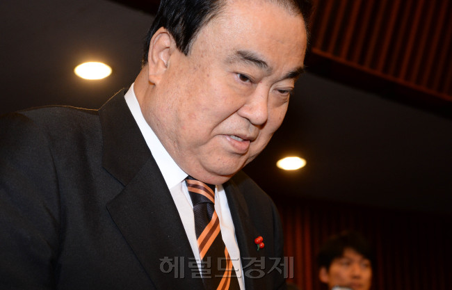 문희상 새정치민주연합 비상대책위원장이 13일 오전 국회 도서관 대강당에서 열린 신년기자회견을 위해 회견장에 들어오고 있다. [이길동 기자/gdlee@heraldcorp.com]
