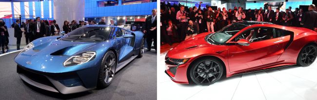 The new Ford GT (left) and Acura’s NSX (right) are revealed at the North American International Auto Show in Detroit, Michigan, Monday.    AFP-Yonhap