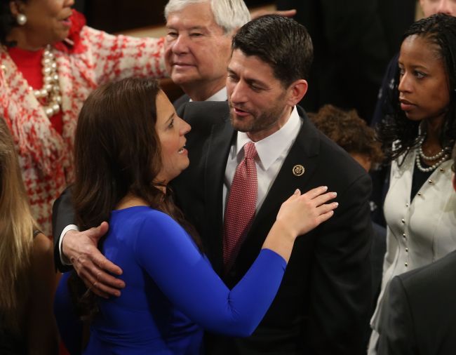 U.S. Rep. Elise Stefanik (left) gets a hug from Rep. Paul Ryan before the start of the first session of the 114th Congress in the House Chambers in Washington, D.C., on Jan. 6.   AFP-Yonhap