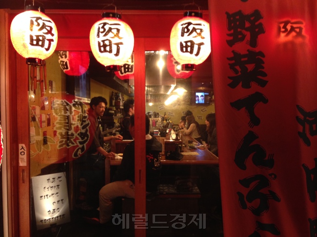그래서 찾은 작은 주점. 일본 인기드라마 ‘심야식당’이 떠오르는 편안한 분위기입니다.