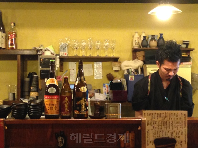 포스 넘치는 요리사. 개성 넘치는 종업원들이 인상적입니다.