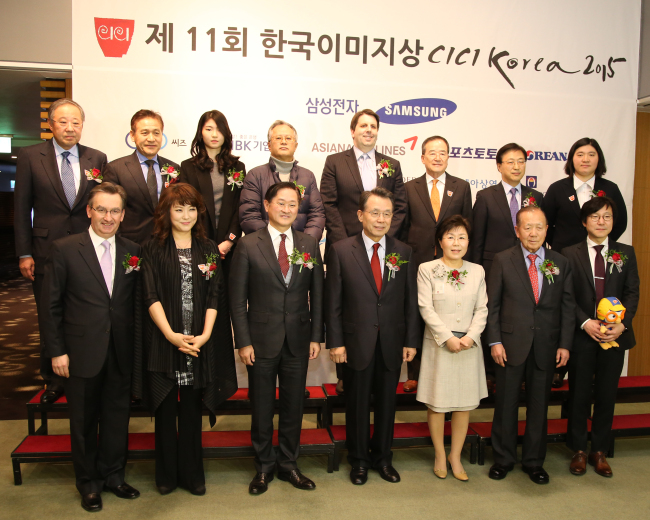 Invitees pose for a photo at the Corea Image Communication Institute’s 11th annual gala at the Coex Inter-Continental Hotel in Seoul Monday.    CICI
Invitees pose for a photo at the Corea Image Communication Institute’s 11th annual gala at the Coex Inter-Continental Hotel in Seoul Monday.    CICI