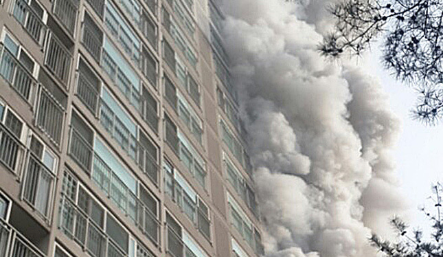 Smokes rides up the apartment building in Yangju, Gyeonggi Province on Tuesday. Yonhap