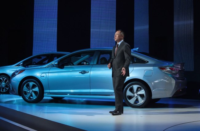 Hyundai Motor vice chairman Chung Eui-sun introduces its Sonata plug-in hybrid electric vehicle at a motor show in Detroit on Monday.   Hyundai Motor