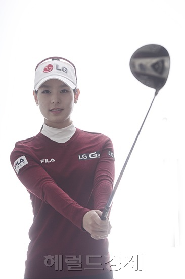 “꿈이요? 아직 거기까진 생각해보지 못했어요. 그동안 내 앞에 있는 걸 해내지 못해서, 일단 올해는 그것만 좀 집중해보려고요.” 양띠생인 미녀골퍼 김자영에게 2015년 ‘청양’이 푸른 꿈을 가져다 줄지 궁금하다. 　 [박해묵 기자/mook@heraldcorp.com]