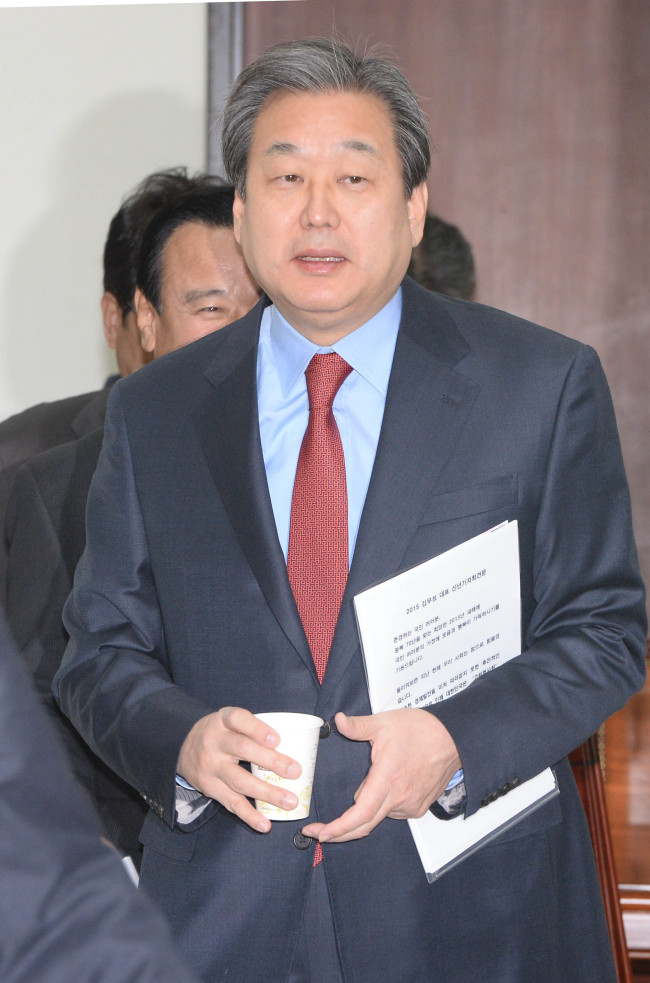 김무성새누리당 대표가  14일 오전 국회에서 열린 최고중진연석회의에 참석하기위해 굳은표정으로 회의장에 들어오고 있다.이길동기자.gdlee@heraldcorp.com
김무성새누리당 대표가  14일 오전 국회에서 열린 최고중진연석회의에 참석하기위해 굳은표정으로 회의장에 들어오고 있다.이길동기자.gdlee@heraldcorp.com