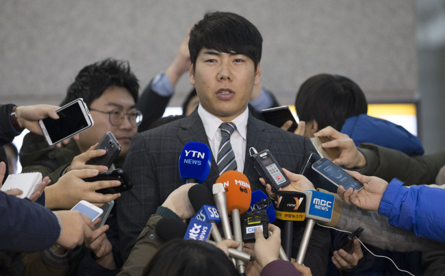 Kang Jung-ho speaks to reporters at Incheon International Airport on Wednesday.   Yonhap
