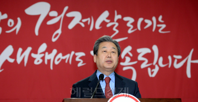 김무성 새누리당 대표가 14일 오전 국회 의원회관에서 신년기자회견을 하고 있다.이길동기자.gdlee@heraldcorp.com
김무성 새누리당 대표가 14일 오전 국회 의원회관에서 신년기자회견을 하고 있다.이길동기자.gdlee@heraldcorp.com