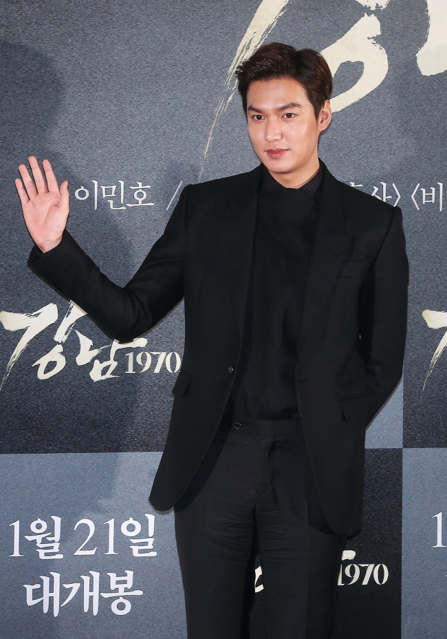 Lee Min-ho poses at a news conference for his new film “Gangnam 1970” in Seoul on Tuesday.    Yonhap