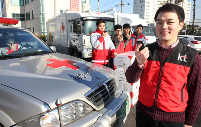 Volunteer workers at the Korean Red Cross test their LTE walkie-talkies (RADGER 1) during a rescue simulation. KT and the Red Cross signed an MOU for a private safety system. KT