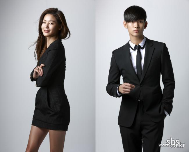 Jun Ji-hyun (left) and Kim Soo-hyun. SBS