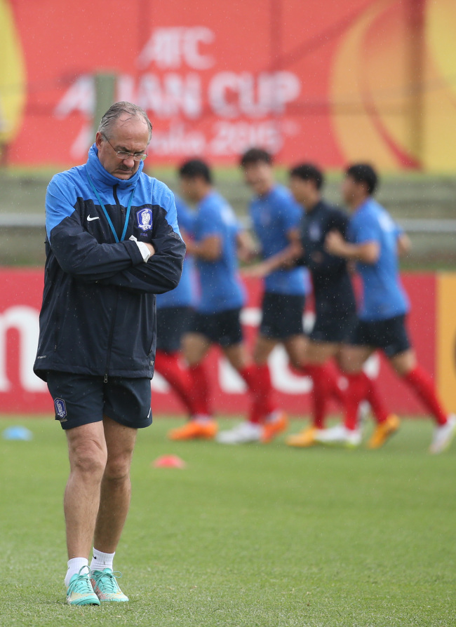 Korea’s head coach Uli Stielike takes a moment during a practice session on Wednesday. Yonhap
