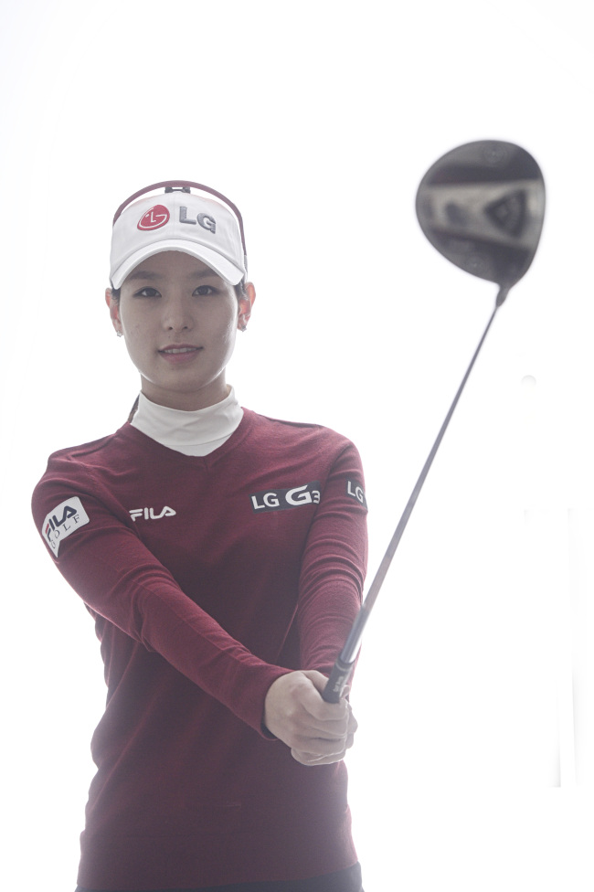 “꿈이요? 아직 거기까진 생각해보지 못했어요. 그동안 내 앞에 있는 걸 해내지 못해서, 일단 올해는 그것만 좀 집중해보려고요.” 양띠생인 미녀골퍼 김자영에게 2015년 ‘청양’이 푸른 꿈을 가져다 줄지 궁금하다.
박해묵 기자/mook@heraldcorp.com