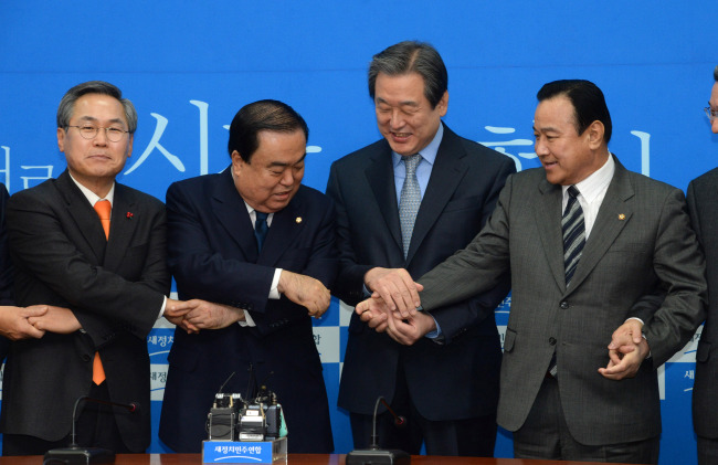 새누리당 김무성 대표와 새정치민주연합 문희상 비상대책위원장이 15일 오전 국회에서 새누리당 이완구, 새정치연합 우윤근 원내대표와 새정치민주연합 대표실에서 '2+2 연석회의'를 위해 만나 인사를 나누고 있다.이길동기자.gdlee@heraldcorp.com
새누리당 김무성 대표와 새정치민주연합 문희상 비상대책위원장이 15일 오전 국회에서 새누리당 이완구, 새정치연합 우윤근 원내대표와 새정치민주연합 대표실에서 '2+2 연석회의'를 위해 만나 인사를 나누고 있다.이길동기자.gdlee@heraldcorp.com
