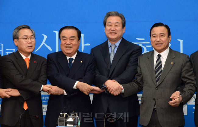 여야 손 잡았지만… 새누리당 김무성 대표와 이완구 원내대표, 새정치민주연합 문희상 비상대책위원장과 우윤근 원내대표가 15일 국회 새정치민주연합 대표회의실에서 올해 첫 ‘2+2 회동’에 참석해 인사를 나누고 있다.
이길동 기자/gdlee@heraldcorp.com