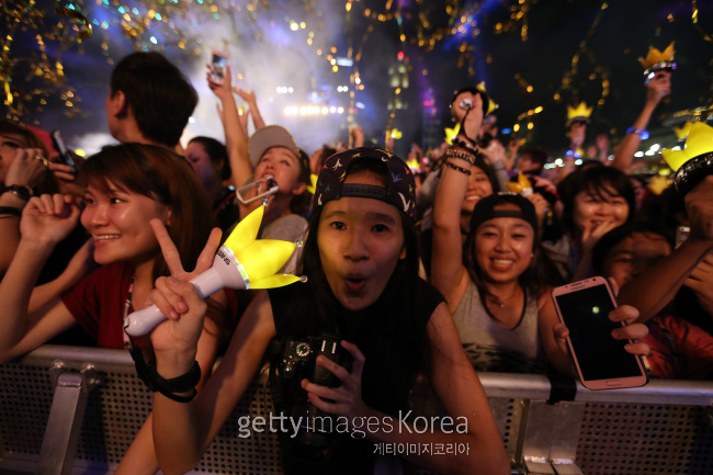 사진설명=지난 2013년 싱가포르에서 열렸던 K팝 공연행사장을 찾은 싱가포르 청소년들이 열광하고 있는 모습.