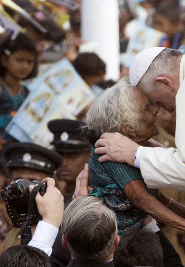 Pope Francis greets a elderly woman as he arrives in Madhu, Sri Lanka, Wednesday.   AP-Yonhap
