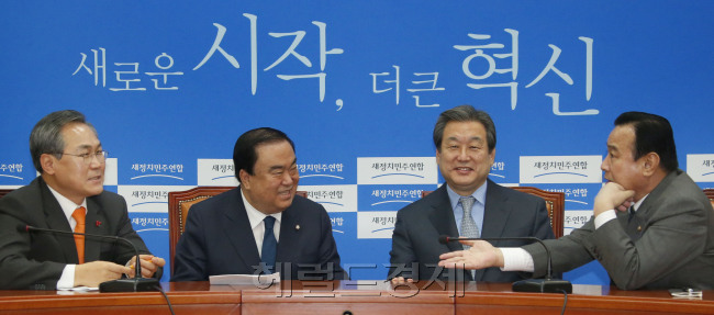 새누리당 김무성 대표(오른쪽 두번째), 이완구 원내대표(맨 오른쪽)와 새정치민주연합 문희상  비상대책위원장(오른쪽 세번째), 우윤근 원내대표가 15일 오전 국회 새정치민주연합 당대표 회의실에서 열린 2+2여야 대표 회담에서  대화를 하고 있다. [이길동 기자/gdlee@heraldcorp.com]