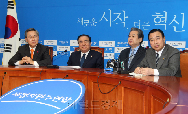 김무성 새누리당 대표와 이완구 원내대표, 문희상 새정치민주연합 비대위원장과 우윤근 원내대표가 15일 오전 국회 새정치민주연합 대표회의실에서 회동을 갖고 있다. 이길동기자.gdlee@heraldcorp.com
김무성 새누리당 대표와 이완구 원내대표, 문희상 새정치민주연합 비대위원장과 우윤근 원내대표가 15일 오전 국회 새정치민주연합 대표회의실에서 회동을 갖고 있다. 이길동기자.gdlee@heraldcorp.com