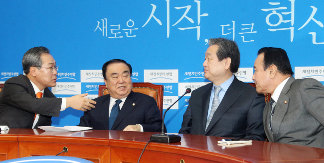 김무성 새누리당 대표와 이완구 원내대표, 문희상 새정치민주연합 비대위원장과 우윤근 원내대표가 15일 오전 국회 새정치민주연합 대표회의실에서 회동을 갖고 있다. 이길동기자.gdlee@heraldcorp.com
김무성 새누리당 대표와 이완구 원내대표, 문희상 새정치민주연합 비대위원장과 우윤근 원내대표가 15일 오전 국회 새정치민주연합 대표회의실에서 회동을 갖고 있다. 이길동기자.gdlee@heraldcorp.com