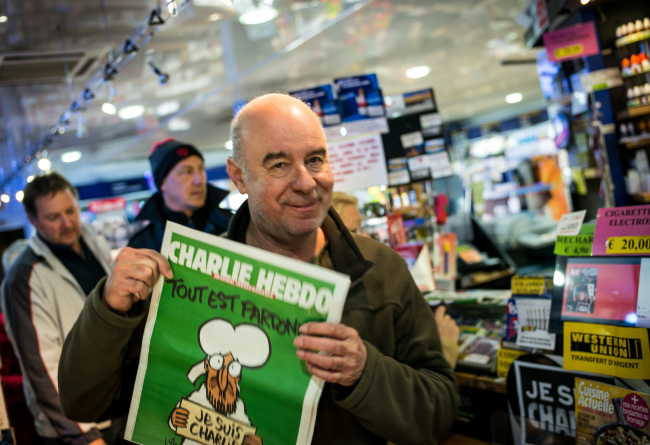 Customers line up to buy copies of Charlie Hebdo in the provincial town of Aucamville, near Toulouse, France, Wednesday.   UPI-Yonhap
Customers line up to buy copies of Charlie Hebdo in the provincial town of Aucamville, near Toulouse, France, Wednesday.   UPI-Yonhap