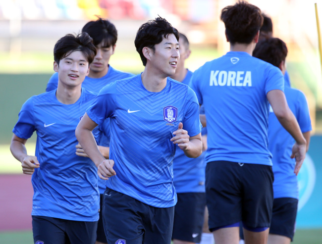 <YONHAP PHOTO-1516> 손흥민 훈련복귀...밝아진 축구대표팀 (브리즈번=연합뉴스) 임헌정 기자 = 2015 AFC 호주 아시안컵 조별리그 A조 3차전 호주와 경기를 앞둔 한국 축구 국가대표팀의 손흥민이 15일 호주 브리즈번의 퀸즐랜드 스포츠 & 애슬레틱 센터(QSAC)에서 훈련하며 밝게 웃고 있다. 2015.1.15 kane@yna.co.kr/2015-01-15 16:39:07/ <저작권자 ⓒ 1980-2015 ㈜연합뉴스. 무단 전재 재배포 금지.>
Son Heung-min and the Korean national soccer team train in Brisbane, Australia, Thursday.   Yonhap