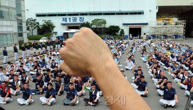 16일 현대차 노조원 23명이 제기한 통상임금 소송에서 1심 재판부가 원고 일부 승소 판결함에 따라 현대차의 부담은 크게 줄어들 전망이다. 그러나 노조는 항소의사를 내비치고 있어, 산업계의 혼선은 여전할 것으로 보인다. [헤럴드경제 DB]