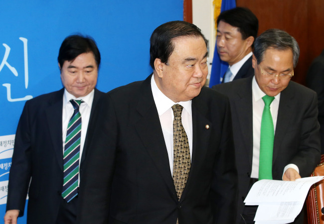 문희상 새정치민주연합 비상대책위원장(왼쪽)이 16일 오전 국회에서 열린 비상대책위원회의에 참석하기위해 회의장에 들어오고 있다.이길동기자.gdlee@heraldcorp.com
문희상 새정치민주연합 비상대책위원장(왼쪽)이 16일 오전 국회에서 열린 비상대책위원회의에 참석하기위해 회의장에 들어오고 있다.이길동기자.gdlee@heraldcorp.com