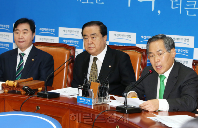 우윤근 새정치민주연합 원내대표가 16일 오전 국회에서 열린 비상대책위원회의에서 모두발언을 하고 있다.이길동기자.gdlee@heraldcorp.com
우윤근 새정치민주연합 원내대표가 16일 오전 국회에서 열린 비상대책위원회의에서 모두발언을 하고 있다.이길동기자.gdlee@heraldcorp.com