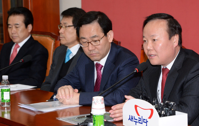 김재원 새누리당 원내수석부대표가 16일 오전 국회에서 열린 원내현안대책회의에서 모두발언을 하고 있다.이길동기자.gdlee@heraldcorp.com
김재원 새누리당 원내수석부대표가 16일 오전 국회에서 열린 원내현안대책회의에서 모두발언을 하고 있다.이길동기자.gdlee@heraldcorp.com