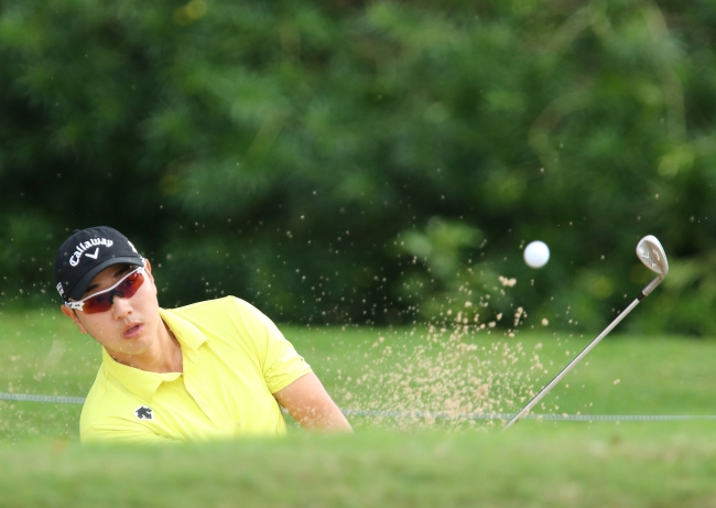 Korea’s Bae Sang-moon hits out of a bunker on the eighth hole at the Sony Open on Thursday. AP-Yonhap