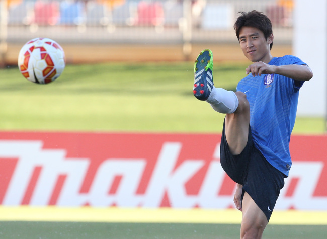 Korea’s Koo Ja-cheol takes part in a training session in Brisbane, Australia. Yonhap