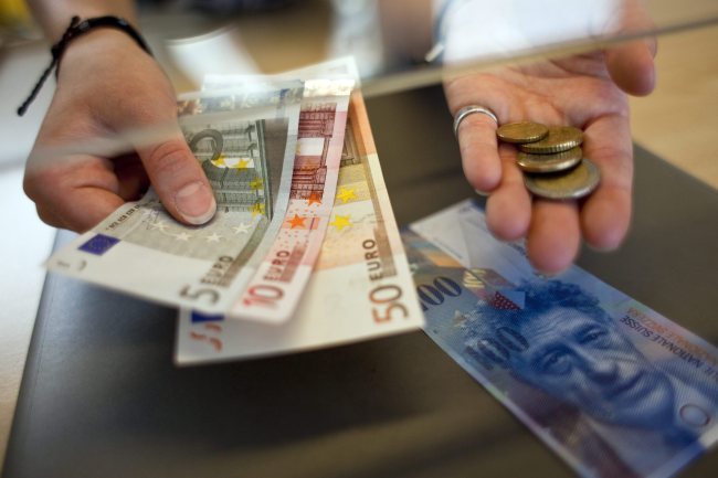 epa04560889 (FILE) A file picture dated 08 June 2010 shows a woman changing Swiss francs to Euro at a counter in Kreuzlingen, Switzerland. The euro dropped to its lowest level since November 2003 on 15 January 2015, after the Swiss central bank announced that it would give up its minimum exchange rate of 1.20 Swiss francs per euro. The euro intermittently fell to 1.1575 US dollars, down from a rate of 1.1735 US dollars the day before. Switzerland had been buying euros in order to prevent the franc from becoming too strong and hurting its export industry. EPA/ENNIO LEANZA *** Local Caption *** 50033663
A woman exchanges Swiss francs for euros at a counter in Kreuzlingen, Switzerland. EPA-Yonhap