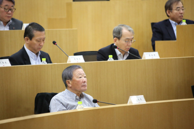 LG Group chairman Koo Bon-moo (first row) and other chief executives attend the group’s global CEO meeting at LG Academy in Icheon, Gyeonggi Province, Thursday.   LG Group
LG Group chairman Koo Bon-moo (first row) and other chief executives attend the group’s global CEO meeting at LG Academy in Icheon, Gyeonggi Province, Thursday.   LG Group