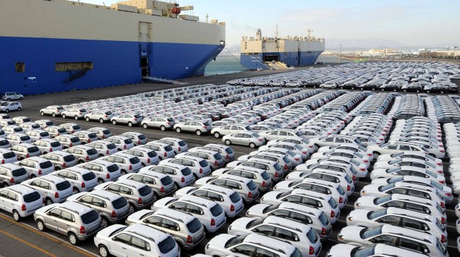 Hyundai Motor vehicles bound for export await shipment at a port near the company’s plant in Ulsan.   Korea Herald file photo