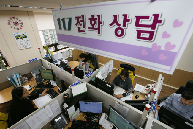 Counselors take phone reports of child abuse cases at Seoul Metropolitan Police Agency on Friday.   Yonhap